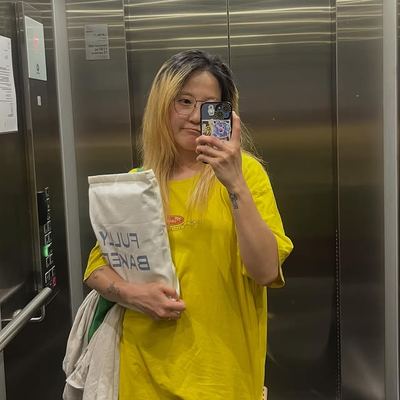 @beagle_ming 게시물: 보따리 잔뜩 싸메고 빵 담는 가방에 책 그리고 랩탑 담아 다니기 뭐 다 똑같은 가방인데 므 으쯔르그 짱구 실사화가 되어버린 이발 더 하까…. . (2026.03.10)