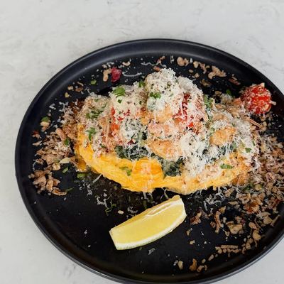 @boomcafesydney 게시물: 🍞 Prawn on Toast 🦐 Creamy scrambled eggs, generous prawns piled on top with kale (2026.09.19)