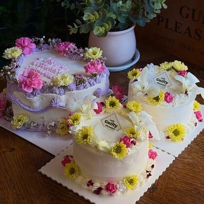 @cafeguiltypleasure 게시물: Fresh flowers, made sweeter 🌸 Our Fresh Flower Cakes are now available to order  (2026.09.24)