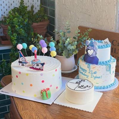 @cafeguiltypleasure 게시물: Cakes with a little personality 🎂 Playful details, vintage piping & custom touch (2026.09.26)