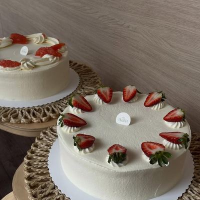 @cafetiara_ 게시물: Wholecakes at Cafe Tiara🩷🎂 This week’s stars: 🍓 Strawberry Cream Cake — light sp (2025.12.05)