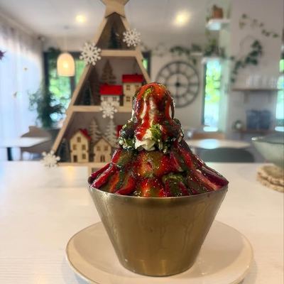 @cafetiara_ 게시물: A little Christmas magic in a bowl 🍓🍵❄️ Strawberry matcha bingsu bringing cozy h (2025.12.17)