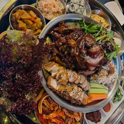 @chickenvsydney 게시물: Stopped by @chickenvsydney. Jokbal and Bossam set was spot on — pork done low an (2025.06.18)
