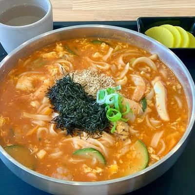 @emone.koreanfood 게시물: . Spicy Seafood Jangkalguksu 🔥🍜 A rich and comforting spicy broth with fresh sea (2026.05.14)