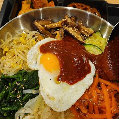 @emone.koreanfood 게시물: . Fresh bibimbap, made with care 🤗 Choose fried egg or tofu on top — perfect for (2026.05.21)