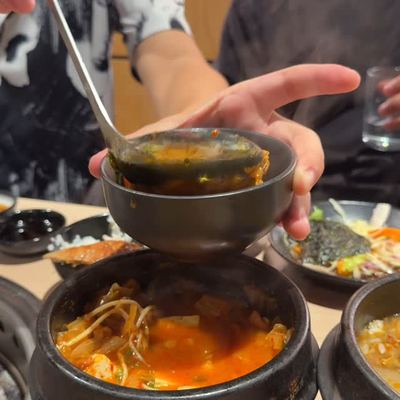 @gangnam.yagansquare 게시물: Cold day essentials: a bubbling kimchi jjigae to warm your soul.🔥🍲 Pull up a sea (2025.05.03)