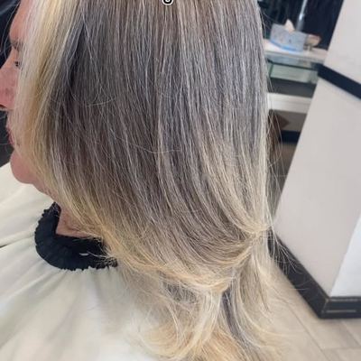 @gia.oh.hair.art 게시물: Let your hair do the talking! 😉 This sun-kissed blonde balayage with a striking  (2026.08.04)