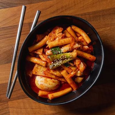 @hansangrestaurant 게시물: Chewy, spicy, saucy and very hard to stop eating. 🌶️🇰🇷 Tteokbokki (떡볶이) is one o (2026.09.28)