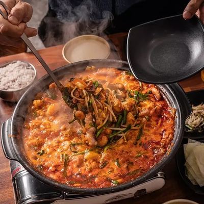 @hansangrestaurant 게시물: Hot pot is always better shared. 🇰🇷 Pick your pot, get it bubbling in the middle (2026.09.30)