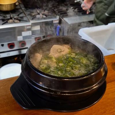 @miryang_eastwood 게시물: 한국에는 ‘밥심’이라는 말이 있습니다. 하루를 버틸 수 있는 힘, 그 시작은 밥에서 비롯된다고 하죠. 오늘 아침, 바쁜 일상 속에서도 밀양국밥  (2026.03.01)