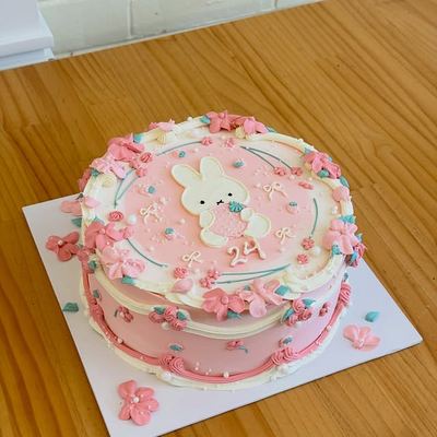 @nanacakery_perth 게시물: A little cuteness overload from the cake table 🧸🌸🎀 ✨ Website order www.nanacaker (2026.09.24)