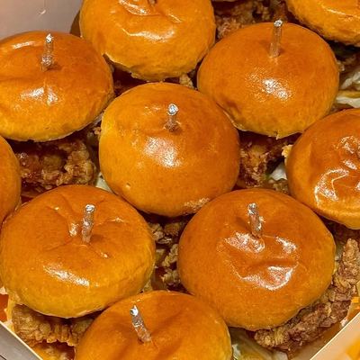 @nomukoreanfriedchicken 게시물: Check out the before-and-after of our burger sliders from a recent catering even (2025.02.04)