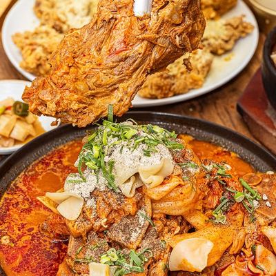 @parkbongsook_restaurant 게시물: 🔥 Our SIGNATURE DISH and a must-try this winter — the Pork Bone Hot Pot at Park  (2025.08.06)