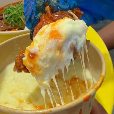 @sevengrams__ 게시물: Fried chicken + Fried chicken ice cream?! 🍗🍦Now that’s a combo! 😍 A Perth favour (2026.09.27)