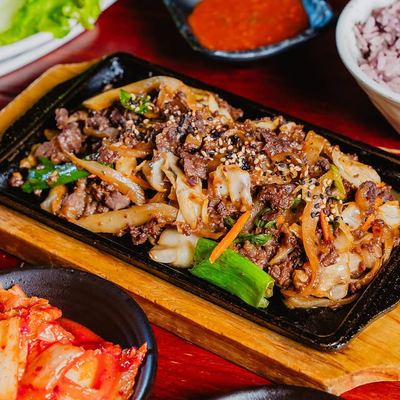 @ssam.korean 게시물: Not everything at SSAM needs to hit the BBQ grill. Sometimes a sizzling plate of (2026.09.29)