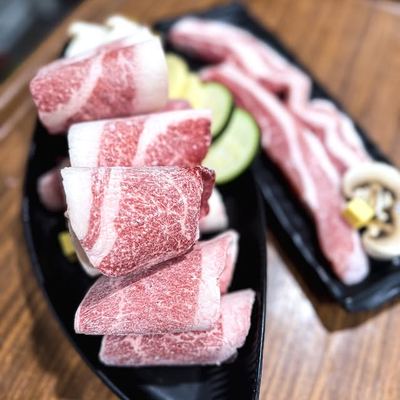 @ssam.korean 게시물: A closer look at what’s hitting the grill tonight. Beautifully marbled, rich and (2026.09.17)