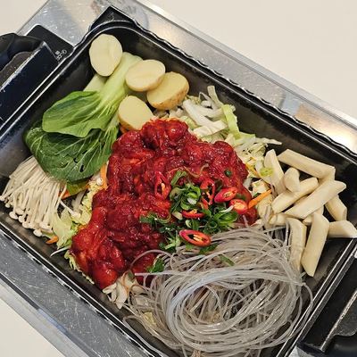 @surawilletton 게시물: 🔥 SPICY Dakgalbi Set – Only $49.5 🔥 Looking for the perfect meal to share? 👀 For (2026.08.07)