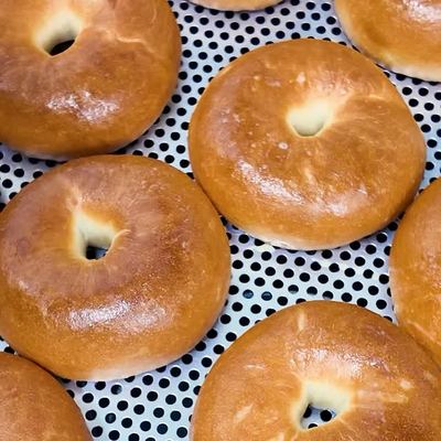 @tenthousand_eastwood 게시물: Freshly baked, made from scratch 🥯 2 Plain Bagels + Cream Cheese for just $9 🤍 L (2026.09.23)